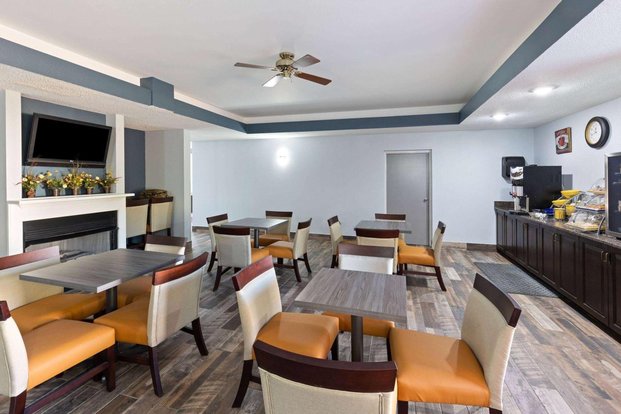 Hotel Baymont By Wyndham Creedmoor Exterior foto